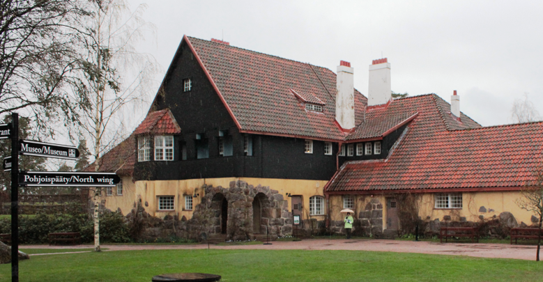 Saarisen perhe asui tässä osassa Hvitträskin rakennuksia. Talo on nykyään kaikille avoin museo. Hvitträskissä on myös hyvä kahvila ja ravintola.